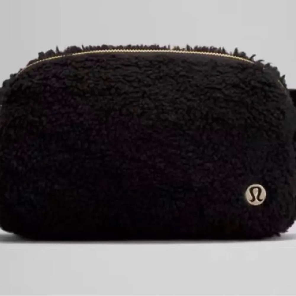 NEW WITH TAGS Lululemon Everywhere Fleece Belt Bag black shearling